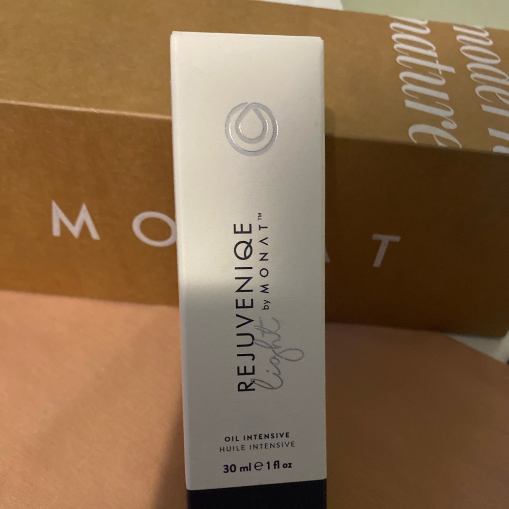 Monat Rejuveniqe Light Oil